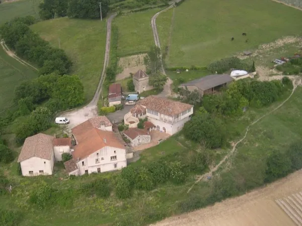Hameau, petite ferme, propriété bio, maraichage etc