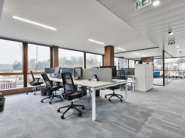 Dans un complexe immobilier de bureaux au pied de l'A13 et du Pt de St Cloud