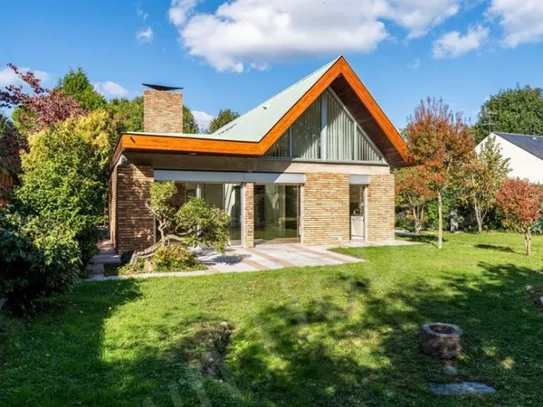 Esprit loft pour cette maison d'architecte au mileiu d'un mervei