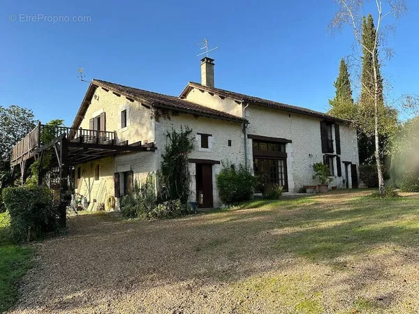 Belle maison en pierre avec piscine. Maison avec grand jardin, gite et piscine