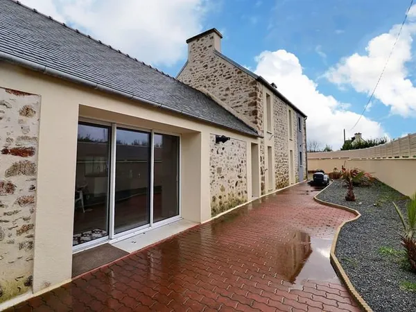 A VENDRE PLOUEDERN MAISON 5 pièce(s) 110 m2 + Hangar