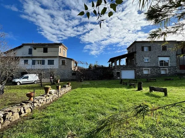 Bâtisse en pierre avec gîte à Besseges