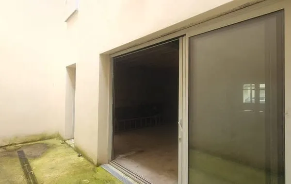BORDEAUX CHARTRONS - LOCAL COMMERCIAL AVEC COUR