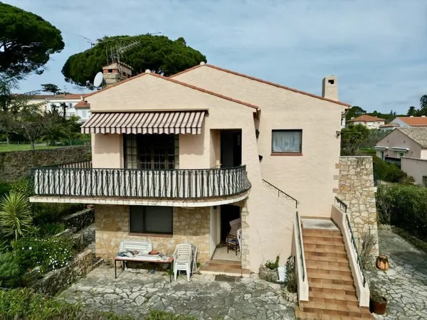 FREJUS MAISON COMPOSEE DE 2 APPARTEMENTS AVEC GARAGE