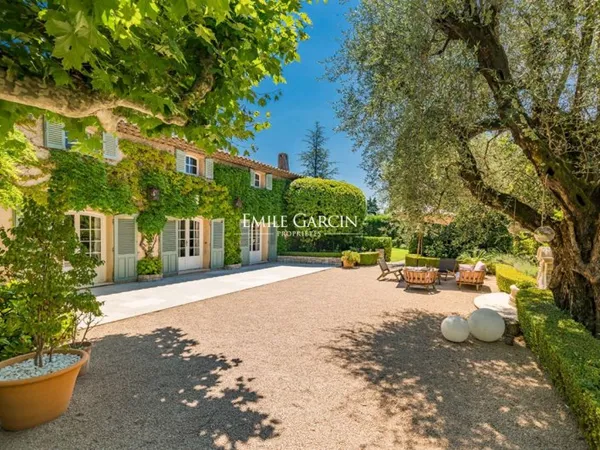 A louer, villa à Mougins, 5 chambres, piscine, securisée
