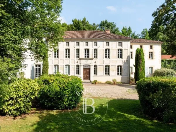 LES LANDES, MAGNIFIQUE CHATEAU DE 700 M², À 45 MINUTES DES PLAGE