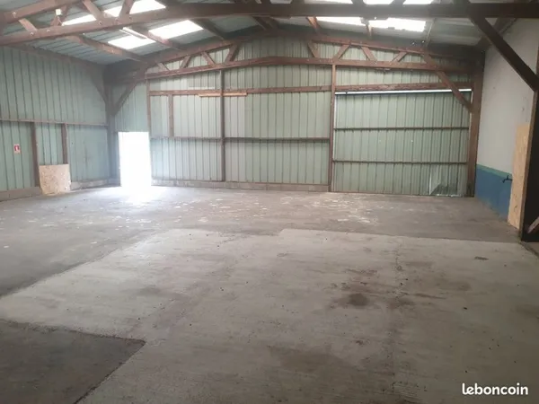 Local d’activité et entrepôt Location Saint-Fraimbault  150m² 700€