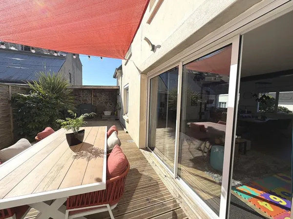 Maison de ville rénovée avec terrasse et garage