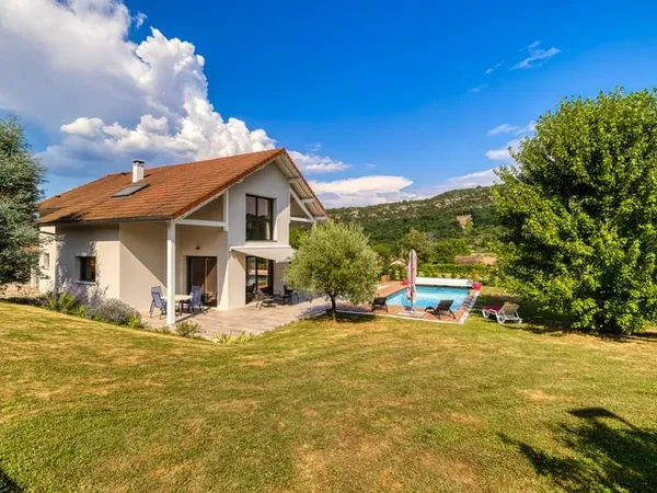 SAINT-PIERRE-DE-CURTILLE Villa d'architecte contemporaine avec piscine et vue dégagée