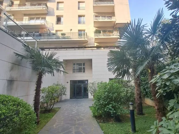 METRO BOTZARIS - F4 avec balcons et parking en sous-sol