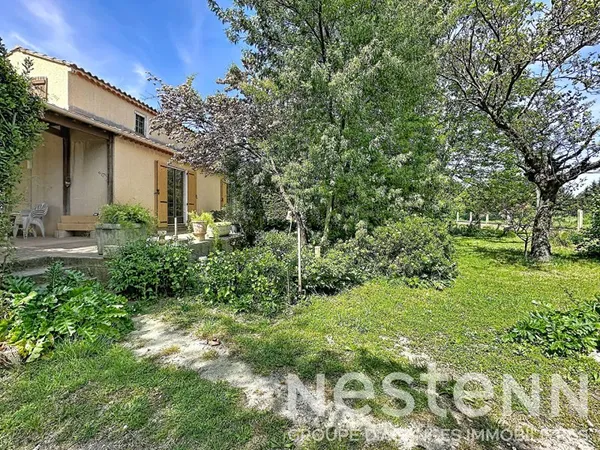 Maison à vendre à Arles sur 9000 m² avec deux habitations, dépendances et hangars