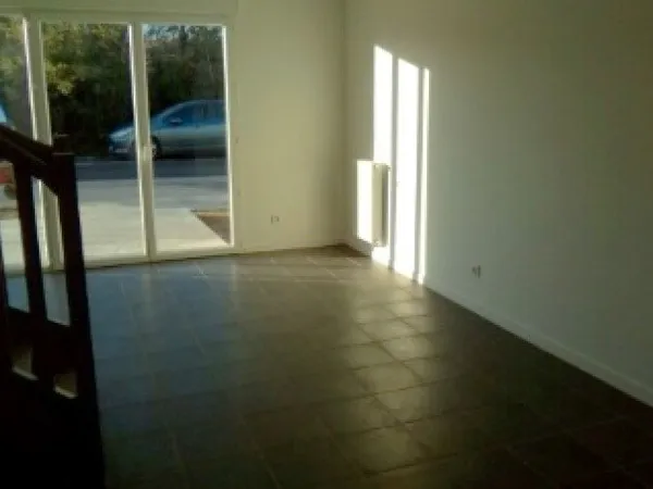 Maison T3 en duplex avec terrasse, jardin et parking à Villenave-d'Ornon