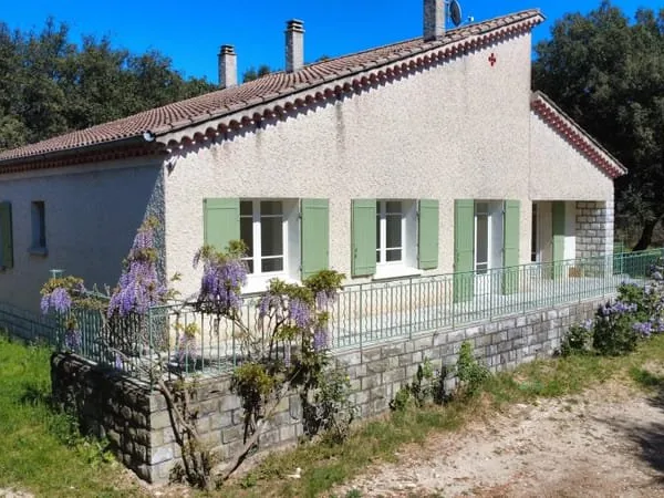 PERNES-LES-FONTAINES - MAISON DE PLAIN-PIED DE 132 M² AVEC TERRASSE ET JARDIN