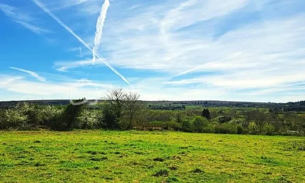 Terrain constructible dans le bourg de Brennilis