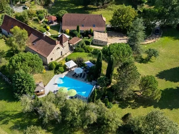Maison en pierre immaculée avec maison d'hôtes, piscine, spa et jardins paysagers.