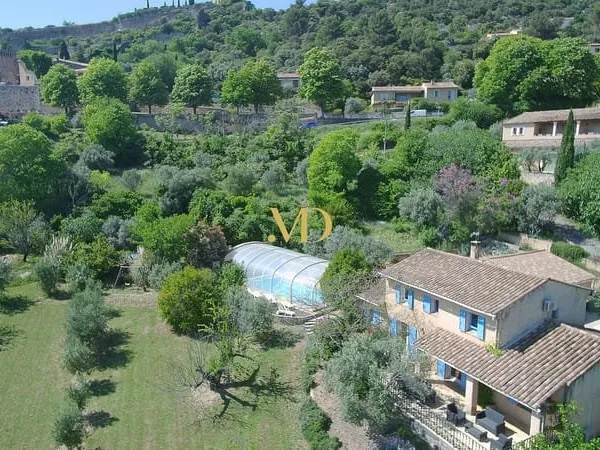 Maison avec piscine et vue dégagée