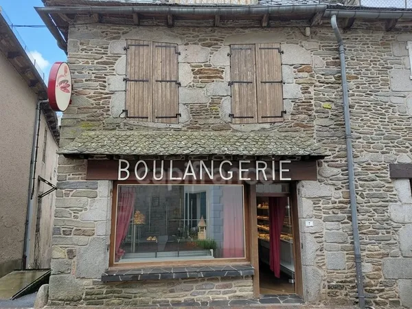 Maison spacieuse de 175 m2 au coeur du village de Montsalvy - Jardin non attenant possible