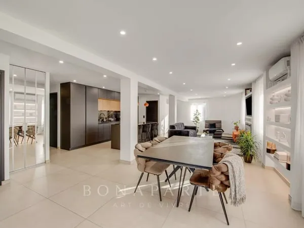 Appartement d'exception T3 125m² rénové avec vaste terrasse en plein coeur de Saint-Raphaël
