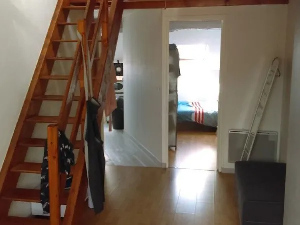 Deux pièces + mezzanine, proche commerces et calme