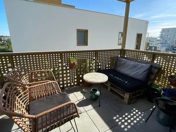 T2 lumineux avec grand balcon (Plaine de Baud)