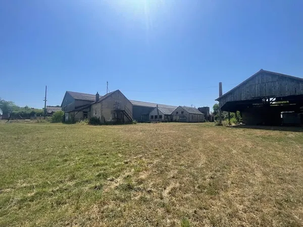 Entrepôt sortie autoroute la charite sur Loire