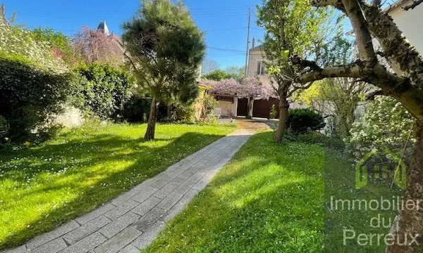 COEUR DE VILLE AVEC BEAU JARDIN