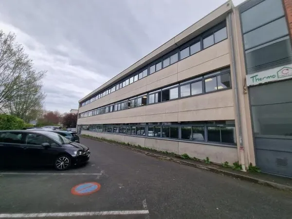 Bureau et espace de travail Vente Joué-lès-Tours   399200€