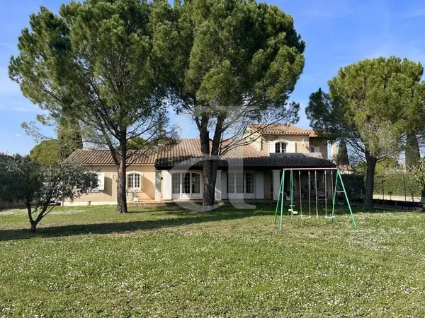 Magnifique maison avec garage proche de Saint-Rémy de Provence