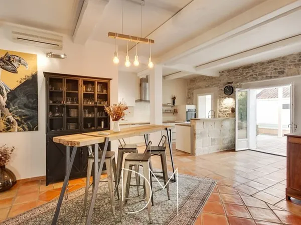 En Vaunage, proche de Nîmes Élégante maison ancienne restaurée avec piscine et terrasse