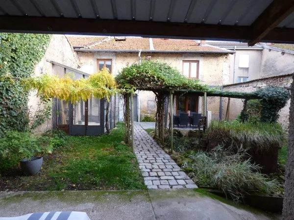 TOULOIS : JOLIE MAISON DE VILLAGE RENOVEE