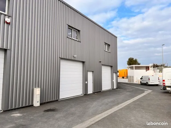 Local d'activité de 110 m2 bien situé à Castries