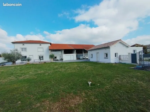 Grande maison rénovée de 169 M2 et 60 M2 , avec 5 chambres ,trois grands garages et grandes dépendan