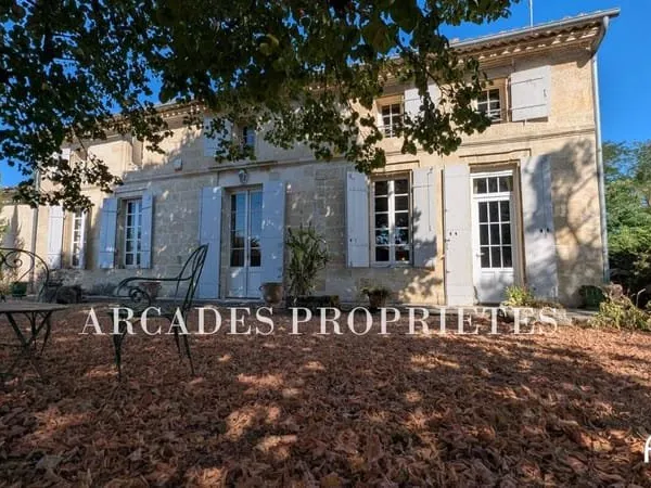Maison 10 pièces 315 m²