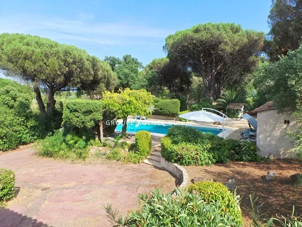 A VENDRE TERRAINS CONSTRUCTIBLES AVEC 2 VILLAS A RENOVER - 900M DE LA MER - SAINTE MAXIME