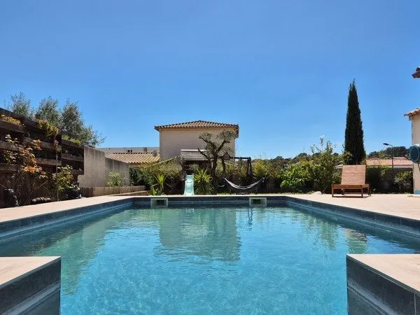 Dpt Gard (30), Poulx, maison P5 R+1, environ 130 m², terrain 505 m², piscine, garage