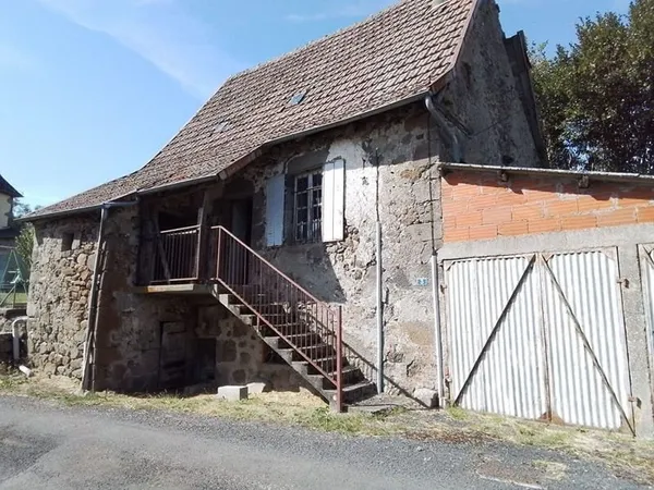 Proche Jussac, à vendre sur terrain d'environ 640 m², maison de 1880 sur deux niveaux à rénover.