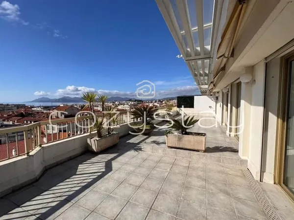 Penthouse à rénover, centre ville Cannes