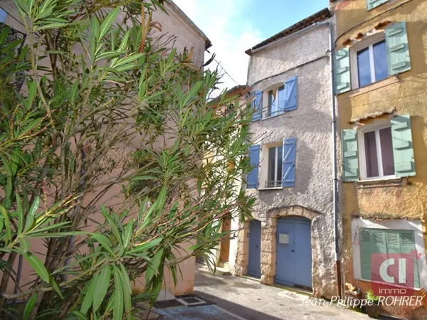 AUPS Maison de village avec terrasse, garage et fort potentiel