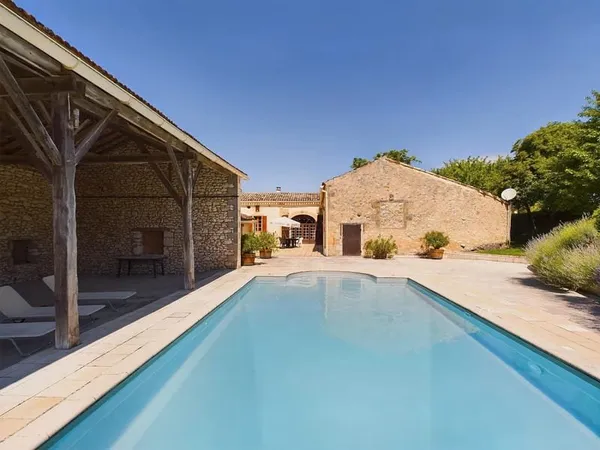 Superbe ensemble en pierre avec piscine et studio indépendant dans un cadre idyllique