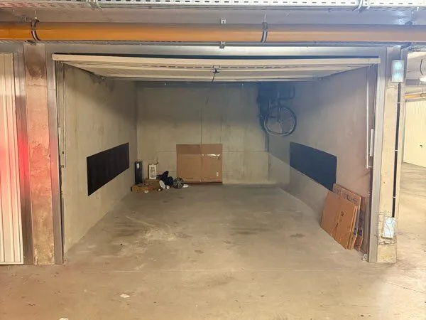 Grand garage 22 m² - Résidence sécurisée - Feyzin