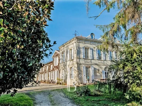 Exclusivité - Propriété de 2ha - Maison de Maître avec dépendances de 488 m² - Cadre exceptionnel -