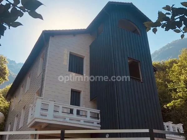 Immeuble 10 appartements + salle de restauration et cuisine professionnelle