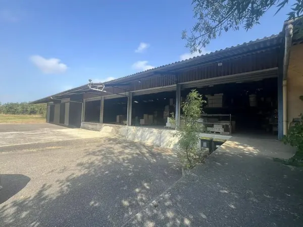 ENTREPOT AUCH 800 M2 plus maison 200 M2