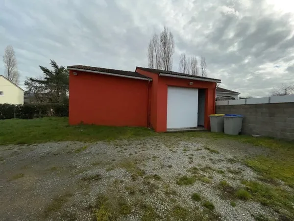 A VENDRE A SAINT AIGNAN DE GRAND LIEU LOCAL COMMERCIAL -