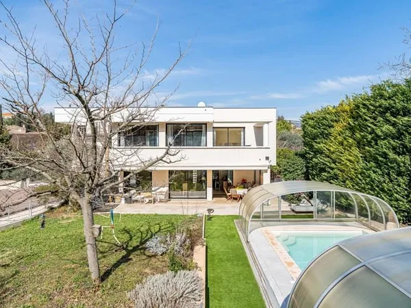 PROX. CHATEAU GOMBERT - SUPERBE MAISON D'ARCHITECTE