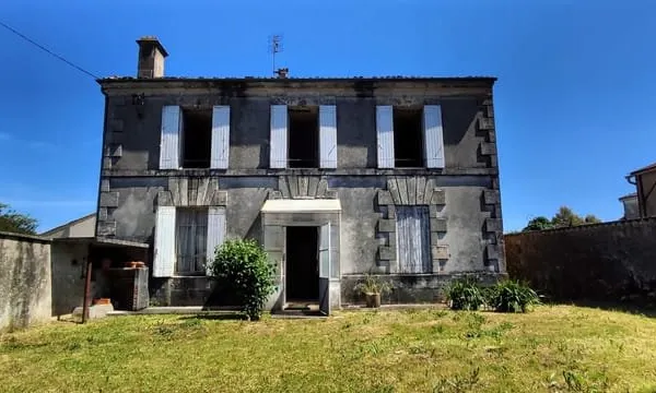BRIZAMBOURG CENTRE Maison charentaise avec dépendances