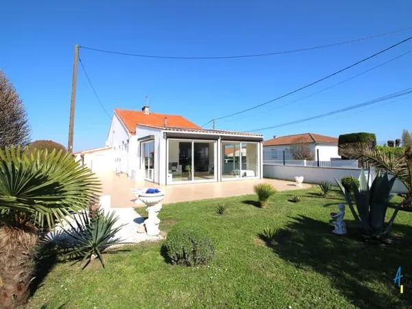 Grande maison familiale avec jardin paysagé