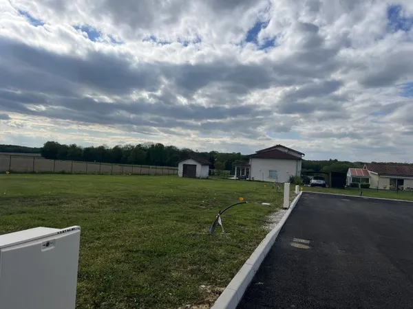 A 15 MN de MEXIMIEUX terrain viabilisé de 328 m²