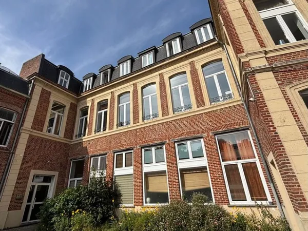 Magnifique T3 de 91 m² + mezzanine, double parking et cave - Entre vieux Lille et gares