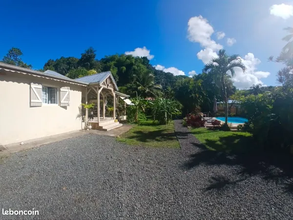 Villa avec piscine et bungalows